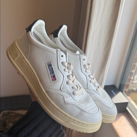 Autry Medalist Low Top Sneakers - Picture 1 of 6
